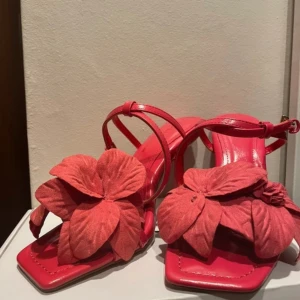 NA-KD klackskor  - Helt nya från NA-KD, skickas i orginalförpackning  Nypris: 549kr  