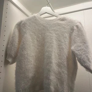 Söt topp - Sååå söt topp från pices. Köpt för 500. Jättefint att det är lite glitter i den.