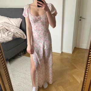 Blommig Maxi klänning - Den är i storlek xs men jag har sytt in den i midjan så skulle säga att den är i xxs. 