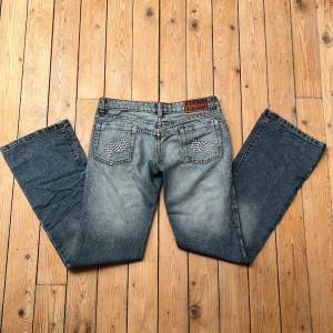 Jeans med broderat tryck🏁Midjemått: 38cm Innerbenslängd: 82cm Hela byxans längd: 97cm Byxknapp sätts på vid försäljning på valfri plats🤍