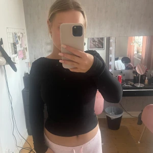 Svart tröja m djup rygg - Jättebra skick, använd 2-3 ggr max