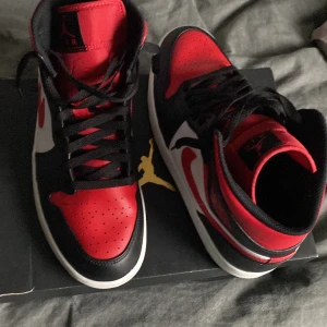 Air Jordan 1 till salu  - Hej jag säljer mina air Jordans 1 röda mid dess skick är väldigt bra har används en gång och är värda 1500. 
