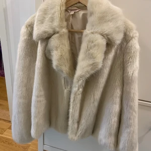 Päls jacka  - Nyskick! Storlek L men passar mig som har M, säkert S också beroende på hur man vill ha den🤍 Köpt i London för runt 1000kr