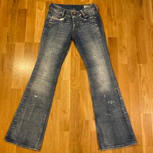 Jättesnygga Diesel jeans från L.A. och är i storleken XS/24. Bootcut Jeans med Innerbens längd 81 och midjemått 33. Dem har bara använts ett fåtal gånger och är nästan nyskick.💕