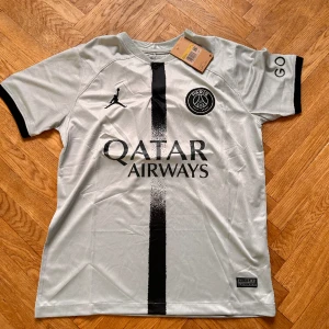 Psg 22/23 fotbollströja - Säljer en helt ny oanvänd fotbollströja PSG från säsongen 22/23