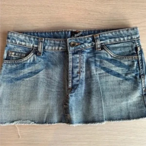 Lågmidjad jeans kjol - Jätte söt lågmidjad jeans kjol perfekt till sommarn. Jätte bra skick och fåtal gånger använd🙌💗