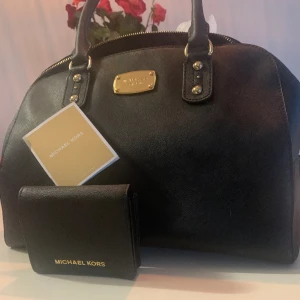 Michael kors väsk sett - Säljer denna väskan från MK samt en matchande plånbok till. Köpt från MK i butik i Stockholm Äkta!
