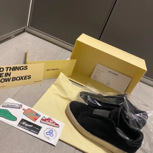 Axel arigatos skor  - Hej säljer mina 360 arigato skor som är köpte i nk för 2599 förra sommaren, skorna är i storlek 45. Axel arigato påse följs med inklusive kvitto  Hör av er vid fler frågor mvh 