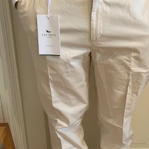 Byxor  - Säljer ett par helt nya les deux byxor lapparna sitter kvar. Är färg Ivory och storlek 32