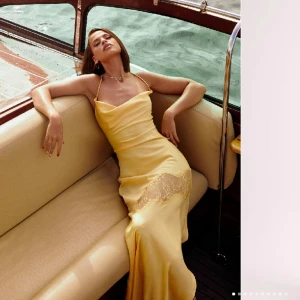 Klänning - Super fin, somrig klänning från Meshki. Storlek xxs, aldrig använd och lappar sitter kvar 💛 skriv vid frågor 