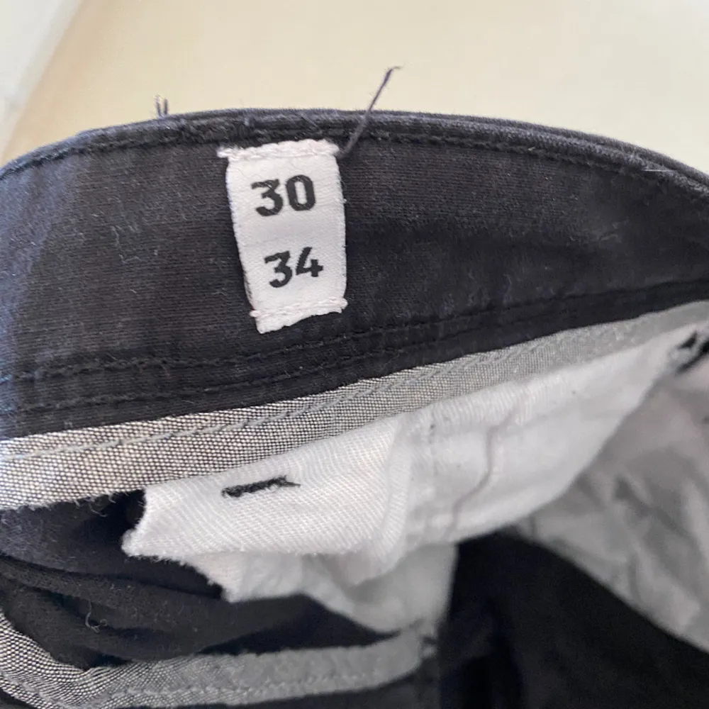 W30 L34, i använt skick, Färgen är svart/grå. Jeans & Byxor.
