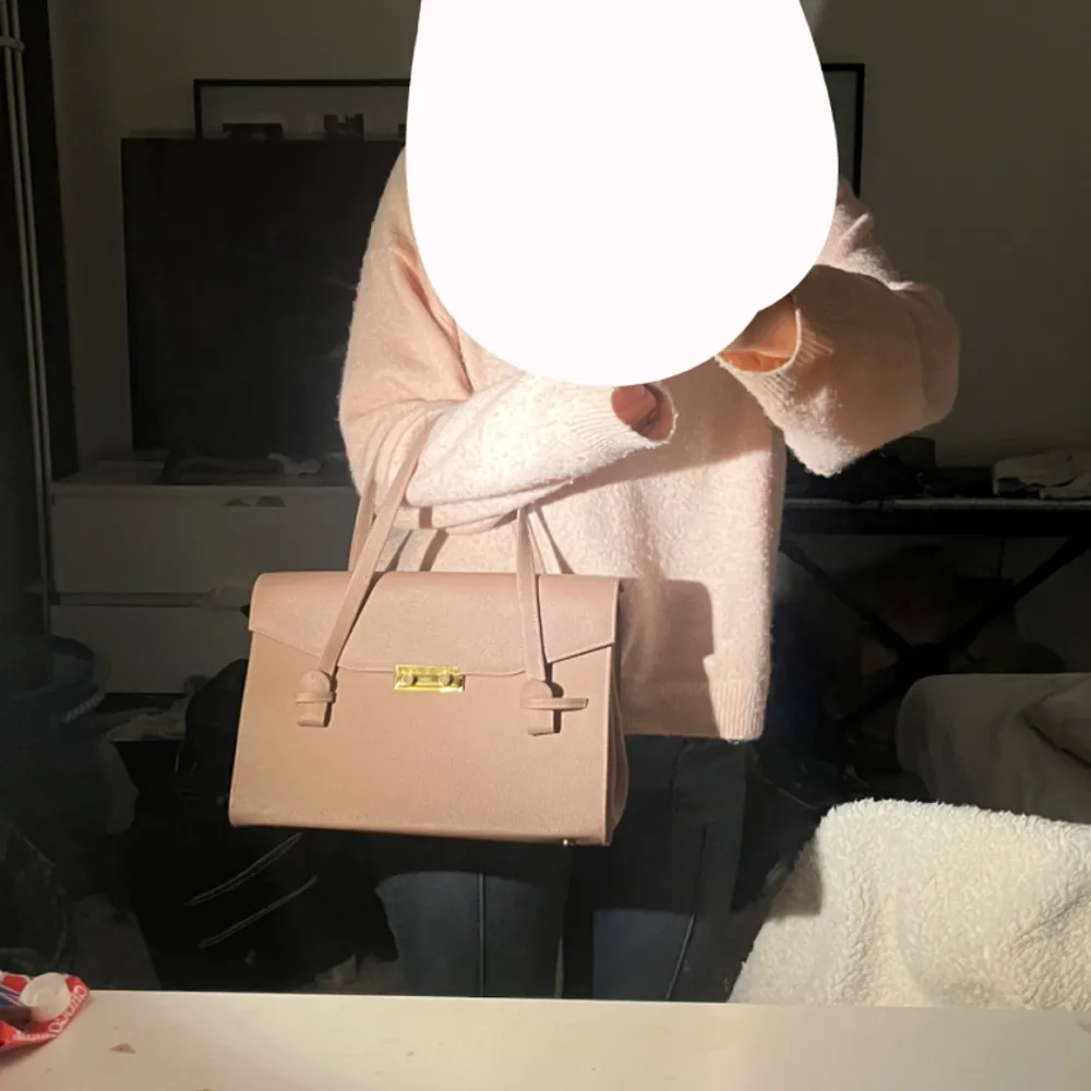 Super gullig väska, vet inte vart den är ifrån då den är Köpt secondhand!!💕💕väskan är en blandning bellan rosa och beige . Väskor.