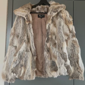 Pälsjacka - Assnygg pälsjacka från hollies som inte längre säljs💞 Knappt använd, köpt second hand för länge sedan, skriv för fler bilder el vid frågor, pris kan diskuteras men säljer inte under 300 kr då det är äkta päls ☺️
