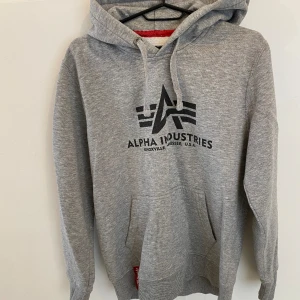 Alpha Industries Hoodie - Storlek M men mer som S, använt skick