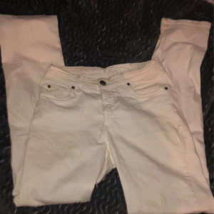 Jeans - Äldre byxor C•RO tryck på fickorna  Stretch material 