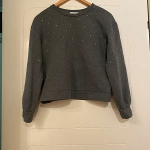 Crew från &Otherstories med glittriga stenar - Crew i Jersey med fake rine stones