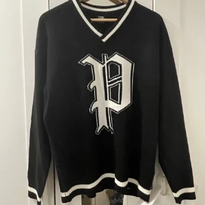 svart v-neck tröja - rkt cool tröja från ‘new yorker’. har använts några ggr men är i bra skick. sitter löst men ej oversized. ej becksvart 🖤🤍