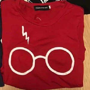 T-shirt - Röd Harry Potter t-shirt. Storlek S💗