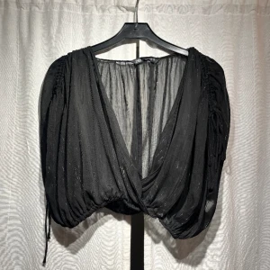 Festtopp - Svart festtopp i meshtyg med glitter i från zara i storlek xs💓