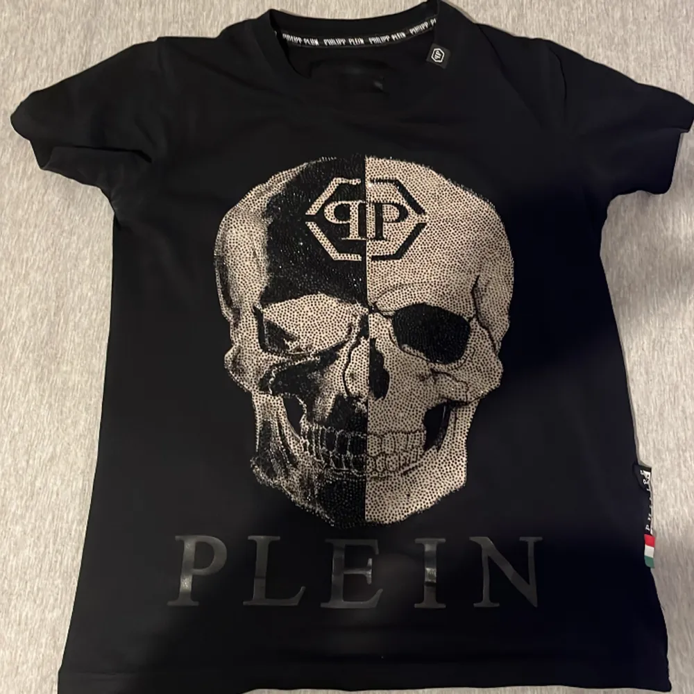 Säljer denna Philipp Plein tshirten pga att den är för liten. Den är köpt här på plick och den kommer till ingen användning så bäst att sälja den vidare. Den är i perfekt skick och sitter lite mindre i storleken.. T-shirts.