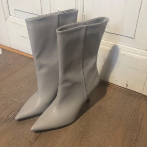 Boots klackar  - Säljer dessa boots med en mellan hög klack som gör det enkelt att gå i. Helt nya från Nelly. Nypris 499. 