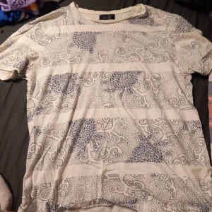 Zara T-shirt  - Snygg T-shirt från zara man. Bra skick!