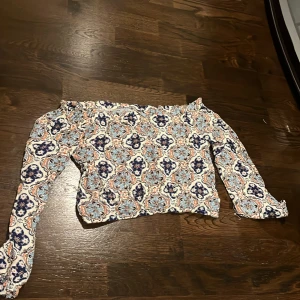 Kort blus  - Denna blusen har massa mönster på sig. Lite kort vid magen. Långa ärmar. Olika färger. Skön. Tvättas innan skick! Köp🩵