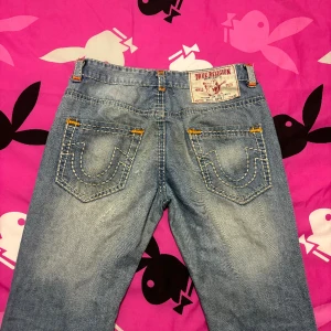 True religion jeans - Straight trueys med midjemått på 40 cm och innerben 76 cm. Säljer billigt pga defekterna i tredje bilden <3 Går nog att fixa om man syr upp byxorna och klipper av eller liknande💞