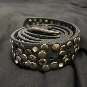 Bälte - Säljer min gamla bälte då jag använder aldrig den längre. Köpt på Urban Outfitters för typ ett år sen, använt den en hel den men den är fortfarande i jättebra skick 