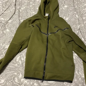 Nike tech kofta - Grön nike tech kofta jag inte vill ha längre