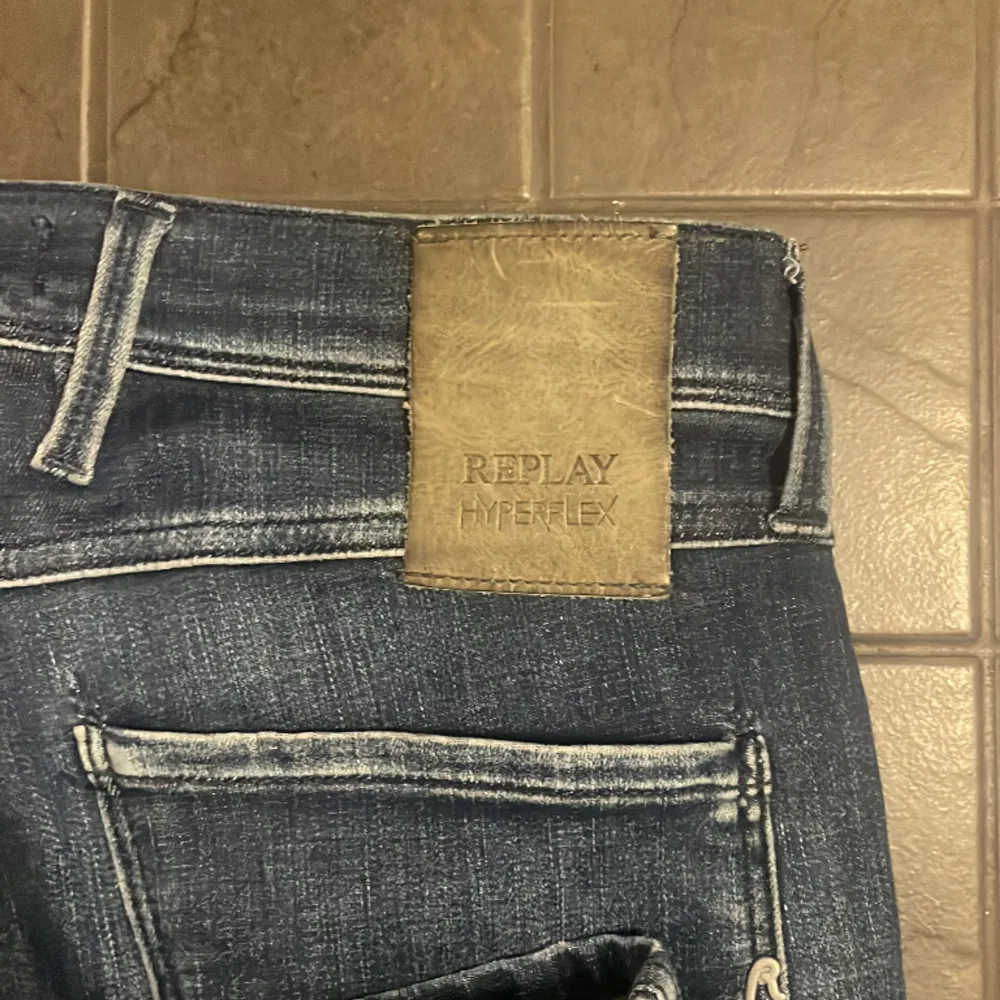 Ett par sköna jeans köpta från replay säljer för rensar gaderoben, skick 8/10 lite använda men inget fel på dom tveka inte på att höra av dig!. Jeans & Byxor.