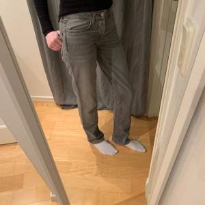 Säljer dessa low Waist jeans i storlek Xss men passar även som storlek Xs. Använda fåtal gånger. Pris kan diskuteras! Endast Swish!