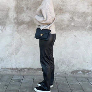 Skinnbyxor - Svarta skinnbyxor från NA-KD i stl 38. Knappt använda. Perfekta i längden för mig som är 168cm.