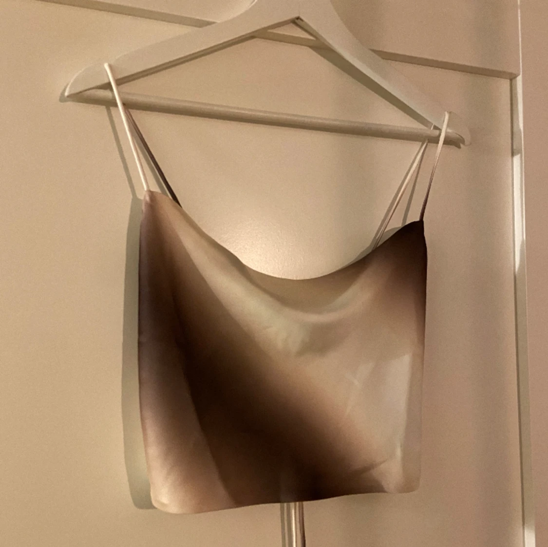 Crèmevit/brun kort topp med snörning i ryggen 