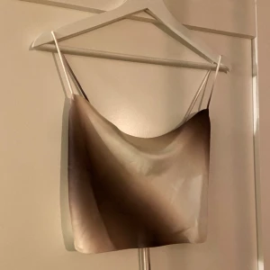 Crèmevit/brun kort topp med snörning i ryggen  - Knappt använd, nyskick. 