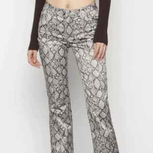 Weekday ormbyxor - Säljer dessa ormbyxor ifrån Weekday.  Nästan aldrig använda!!!  Köparen står för frakt. Storlek xs