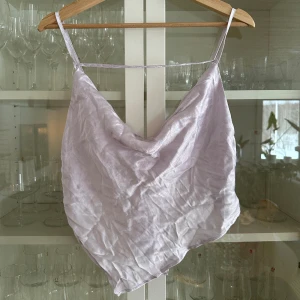 Ljuslila topp med knytning i ryggen - Fin ljuslila topp med knytning i ryggen. Från Gina Tricot i storlek 38. Perfekt till sommaren. 💜