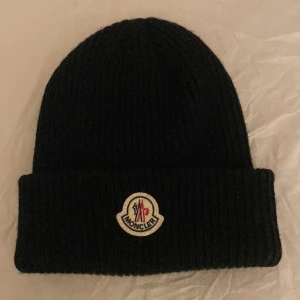 Moncler mössa - Använd ca 2 gånger. Inge defekter, skador, öppna sömn eller fläckar. Taggarna har jag slängt. Kan tänka mig pruta priset vis snabbköp. Kan mötas upp och kan fraktas var som. Kom privat vid intresse🧡