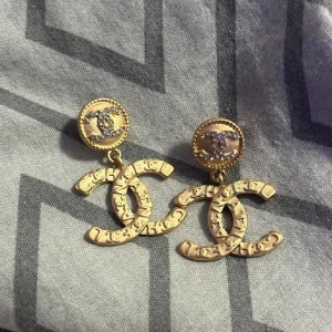 Cc örhängen 18k pläterade - Fick dessa av en vän som hade köpt dem på IG för ca 1 år sedan ❤️☺️ vill kolla intresset inga låga bud! Om du söker en unik present search no More❤️