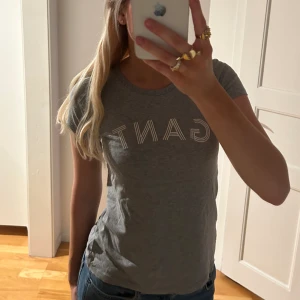Gant tshirt - Grå snygg tshirt från Gant🤍