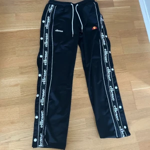 Ellesse byxor - Snygga Ellesse byxor som inte kommer till användning längre, fint skick!