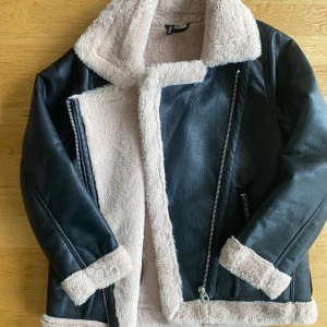 Pilotjacka  - Pilotjacka från HM storlek 38. Nyskick. Fickorna är extra sydda då de gick sprack vid första användningen. Används fåtal gånger. 