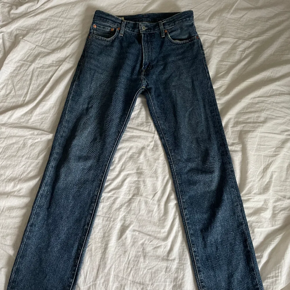 Säljer ett par Levis Jeans i pojkmodell💗 Säljer pga att de är för små💗 Finns en liten fläck fram på låret men syns inte på bilderna💗 . Jeans & Byxor.