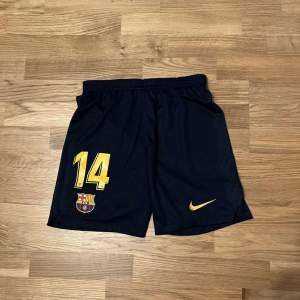 Hej, säljer en riktigt snygg Barcelona shorts. Storlek S, pris kan diskuteras vid snabb affär!