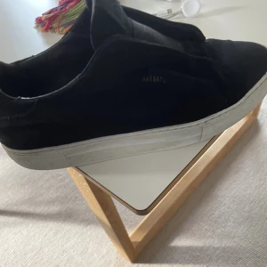 Axel Arigato Laceless  - Säljer mina Axel Arigato Laceless skor eftersom de inte kommer till användning. Lite slitna därav priset, priset kan diskuteras vid snabb affär! Storlek 42 men passar även om man har storlek 43. Kom privat för fler bilder! 