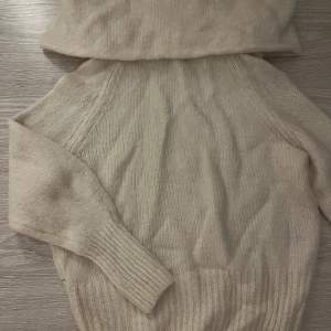 KLICKA INTE PÅ KÖP NU! En fin beige/creme vit Off shoulder stickad tröja. Jättefin till hösten och vintern. Knappt använd (1-4 gånger) 