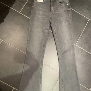 Ett par skit snygga bootcut midwaist jeans ifrån only! Köpta på salt och lappen finns kvar, endast testade. Passar perfekt på mig som är 173cm  Kom med prisförslag!