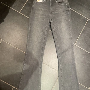 Jeans - Ett par skit snygga bootcut midwaist jeans ifrån only! Köpta på salt och lappen finns kvar, endast testade. Passar perfekt på mig som är 173cm  Kom med prisförslag!