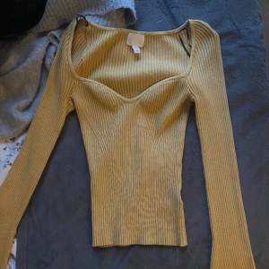 En tröja från hm som är stickad i storlek S. Passar nu till våren men har inte kommit till användning! 
