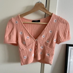 Somrig topp - Superfin topp, tyvärr lite liten på mig. Står S men är snarare en xs